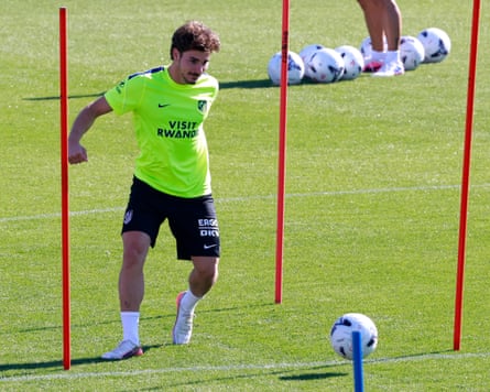 The Atlético Madrid forward Julián Alvarez does a dribbling drill during a training session for his club.