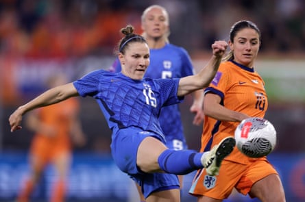 Natalia Kuikka clears from Netherlands’ Daniëlle van de Donk in the qualifying rounds