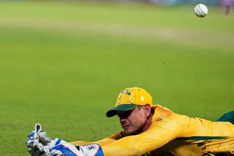 Quinton de Kock misses a great catch chance at fine leg.