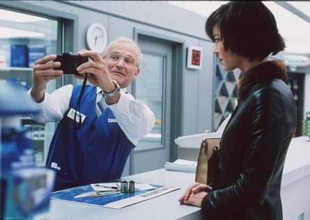 Icy genius … Robin Williams with Connie Nielsen in One Hour Photo.