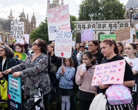 Ativistas participam de manifestação em frente às Casas do Parlamento em Londres
