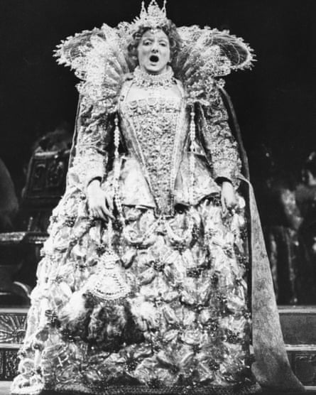 Pauline Tinsley as Queen Elizabeth I during rehearsals for Donizetti’s Mary Stuart at the London Coliseum in 1973.