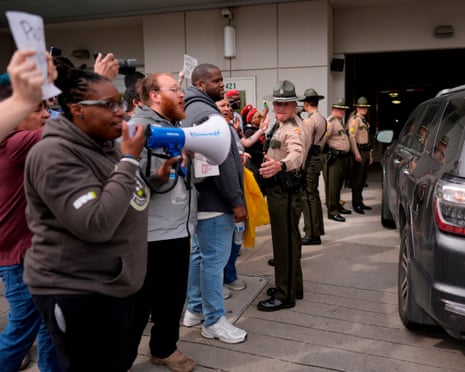 „Mâinile de la Memphis”: proteste din Nashville, în timp ce republicanii din Tennessee iau în considerare redesenarea hărților înainte de semi-mandat – în direct „Mâinile de la Memphis”: proteste din Nashville, în timp ce republicanii din Tennessee iau în considerare redesenarea hărților înainte de semi-mandat – în direct