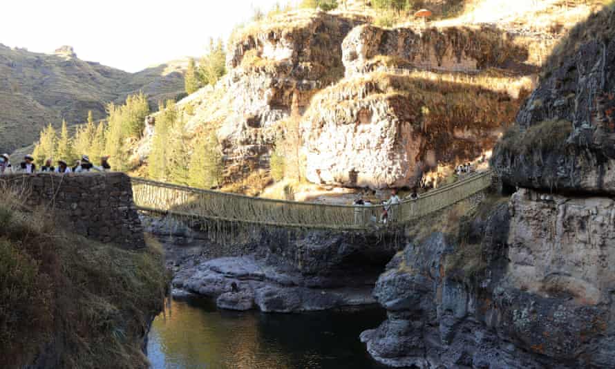 Huinchiri 커뮤니티의 구성원은 페루 Canas Province의 Qeswachaka 다리를 재건합니다.  다리는 Apurimac 강에 걸쳐 있습니다.