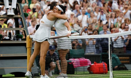 Ons Jabeur dan Aryna Sabalenka berpelukan setelah semifinal Wimbledon mereka