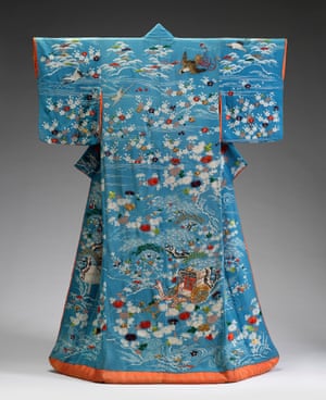 Hecho para una mujer aristocrática durante el período Edo, circa 1800, esta prenda de seda fue diseñada para ser usada abierta, con el dobladillo acolchado arrastrándose detrás. Representa una escena de caza de halcones – un pasatiempo común para las personas adineradas en ese momento. 'Un lord imperial o una princesa podría viajar en esa carreta de abajo,' dice Crothers. 'Esto es muy para las mujeres de clase samurai.' En el momento en que se hizo el kimono, Japón había cerrado sus fronteras al mundo pero dentro del país era una época de relativa paz y prosperidad, al menos para las clases altas.