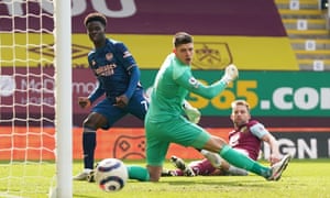 Saka misses a great chance to double the Gunners lead.