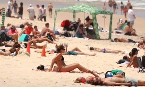 Escenas en la playa de Surfers Paradise en Gold Coast, el jueves 8 de diciembre de 2022. Se mantiene una advertencia de ola de calor en gran parte de Queensland, ya que las autoridades instan a los residentes a tomar precauciones.  (Imagen AAP/Jason O'Brien) SIN ARCHIVO