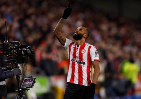 Brentford's Igor Thiago celebrates scoring their first goal against Sunderland.