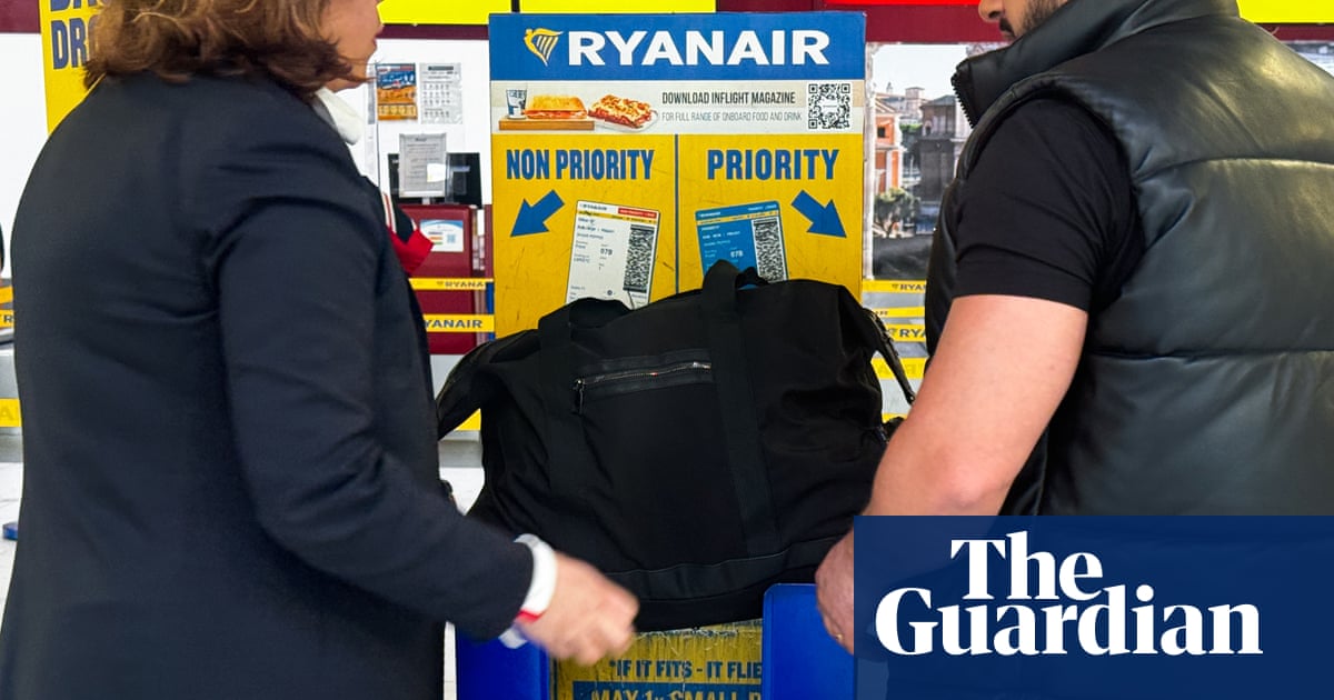 Ryanair to raise bonus to €2.5o for staff who spot oversized cabin bags