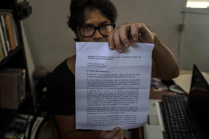 Yunior García shows a response letter from the government denying Archipelago permission to march.