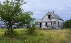 Traditional wooden house in derelict state surrounded by overgrown vegetation near Dover, Missouri, USA.<br>E93AN6 Traditional wooden house in derelict state surrounded by overgrown vegetation near Dover, Missouri, USA.