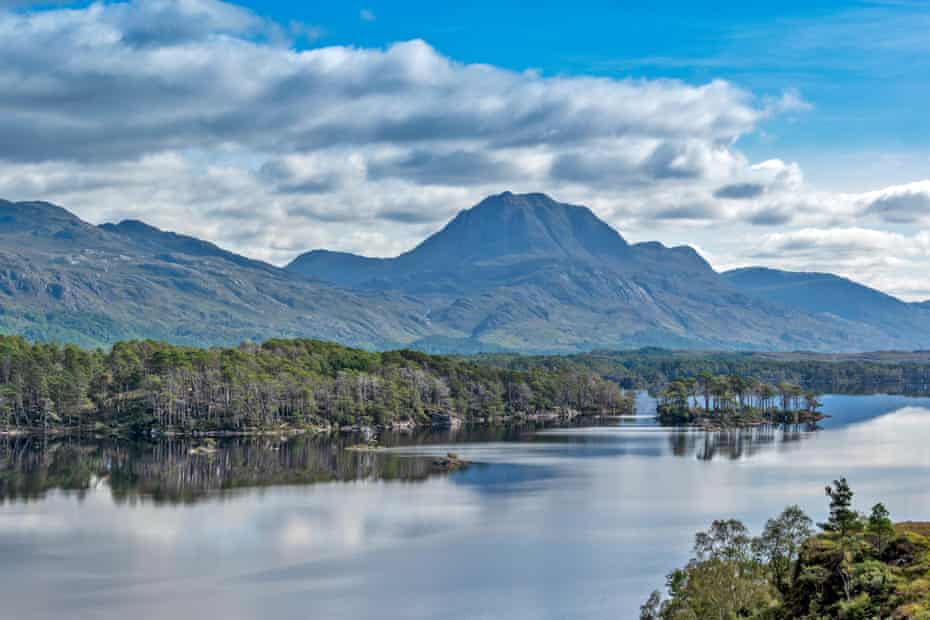 LOCH MAREE, WESTER ROSS, HIGHLANDS, ESCOCIA, VISTA DE Slioch CON LAS ISLAS Y EL ESPEJO DE AGUA CALMA.