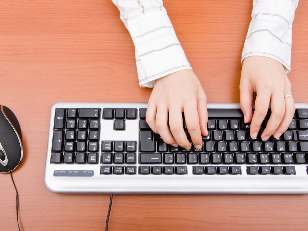Typing world. Клавиатура компьютера фото. Человек с компьютерной мышкой и клавиатурой. Интернет клавиши. Клавиатура и мышь на столе в стиле бизнес.