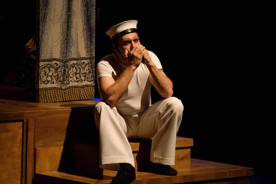 Josef Ber con el HMS Pinafore.