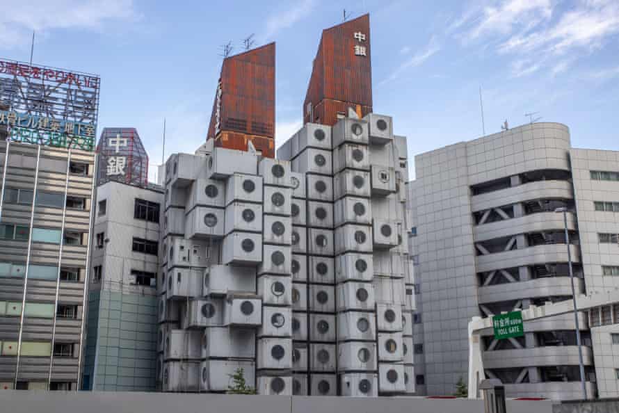 東京都銀座にある中銀カプセルタワービルの概観。