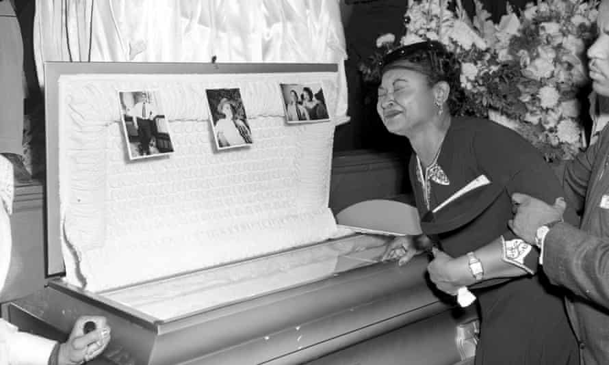 Mamie Dill Mobley pleure aux funérailles de son fils Emmett Dill en 1955