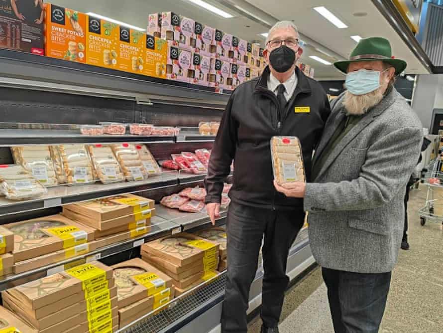 Ноэль Петерсон и Брайан Добсон демонстрируют свои сырные рулетики