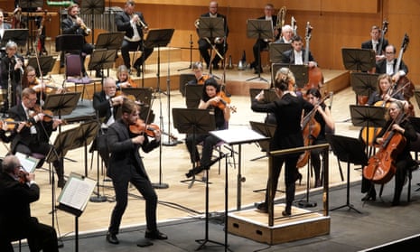 Elena Schwarz conducts the BBC Philharmonic with soloist Daniel Pioro in the premiere of Tom Coult’s Pleasure Garden
