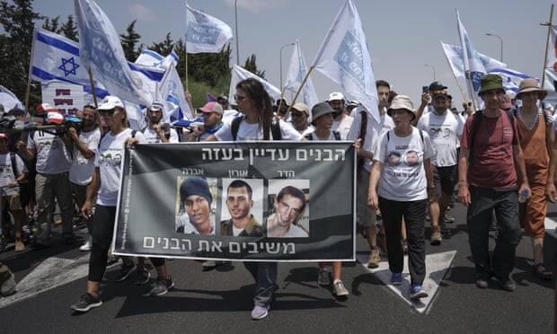 Apoiadores dos soldados israelenses Hadar Goldin e Oron Shaul, que foram mortos durante a guerra de 2014 em Gaza, e capturaram o civil israelense Avera Mengistu, marcham em 5 de agosto.
