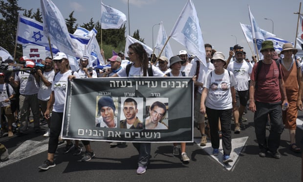 I sostenitori dei soldati israeliani Hadar Goldin e Oron Shaul, uccisi durante la guerra del 2014 a Gaza, e il civile israeliano prigioniero Avera Mengistu, marciano il 5 agosto.