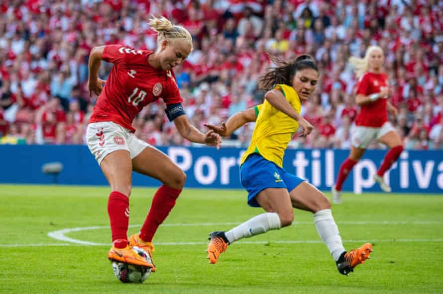 Pernel Harder (10) de Dinamarca durante el partido amistoso de fútbol entre Dinamarca y Brasil en Parken en Copenhague en junio de 2022.