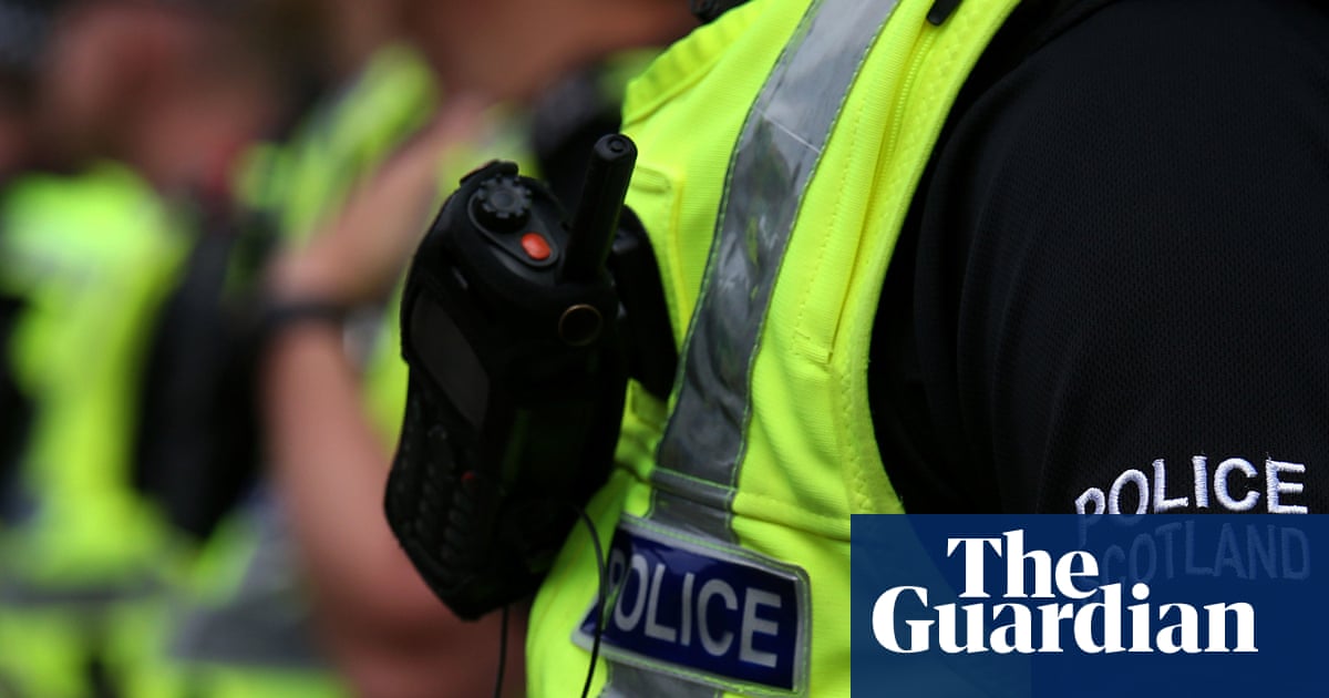 Armed police called to Glasgow hospital after man enters with crossbow