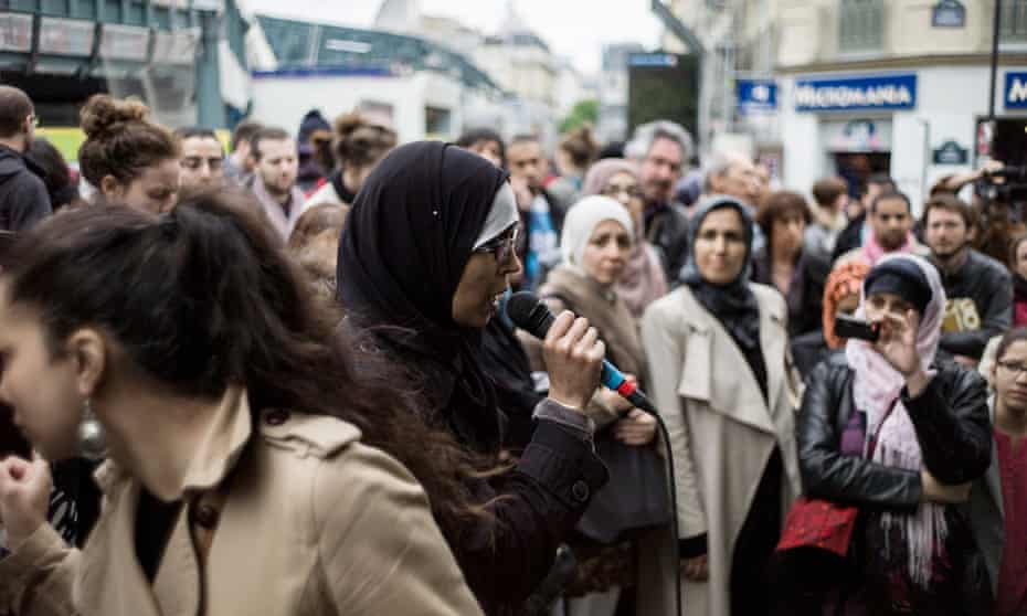 Women demonstrate in Paris in 2013 over the right of veiled parents to take their children to school. There is no law in France banning mothers in headscarves from accompanying school trips