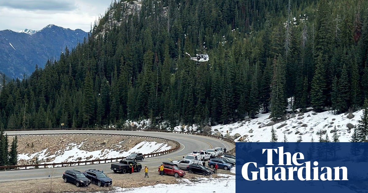 Four US climbers fell 400ft down a ravine. One climbed out to drive to a payphone
