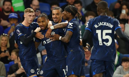 Christopher Nkunku ăn mừng sau khi ghi bàn thắng thứ hai cho Chelsea vào lưới Brighton cùng với Cole Palmer, Malo Gusto và Noni Madueke.