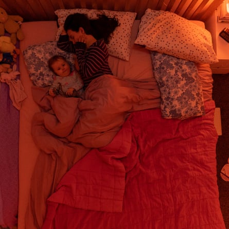 Felicity in bed with her 18-month-old daughter Brooke (time 19.45)