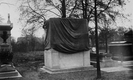 Jacob Epstein’s memorial for Oscar Wilde’s tomb provoked such a scandal with its bold nature that it remained covered with a canvas cover for two years until it was finally unveiled in 1914.