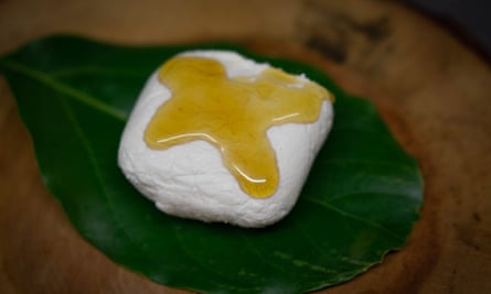 Goat cheese covered with honey from Frutos del Guacabo.