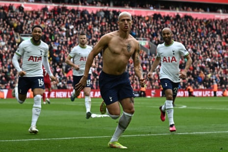 Striker Tottenham Hotspur asal Brazil Richarlison (C) merayakan setelah mencetak gol ketiga mereka.