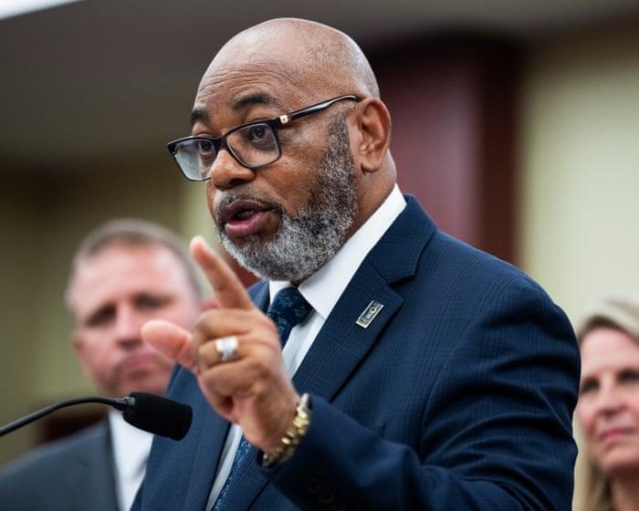 Leader of top federal worker union calls for end of US government shutdown