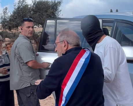 French mayor attacked by Israeli settlers in occupied West Bank – video