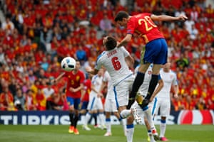 Aduriz heads at goal.