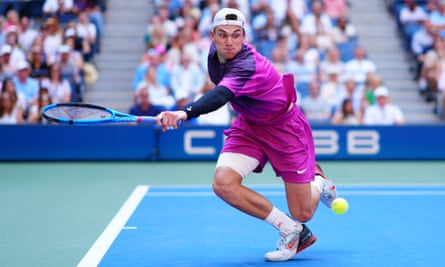 Jack Draper playing a backhand.