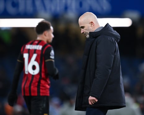 Enzo Maresca trông thất thần sau trận hòa 2-2 của Chelsea trên sân nhà với Bournemouth