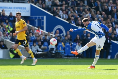 Pascal Gross mencetak gol ketiga Brighton.