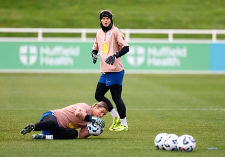 Hannah Hampton (top) and Mary Earps during an England training session in October 2024