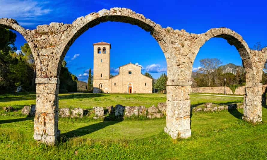 Le monastère Abbazia del Volturno, avec ses arcs médiévaux.