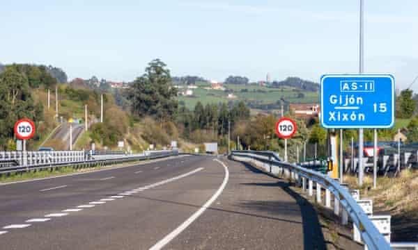 Señal de tráfico que muestra las versiones en español y asturiano 