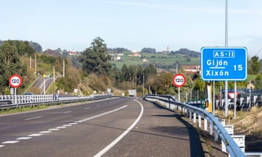 A road sign showing Spanish and Asturian versions 