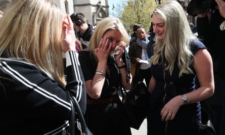 Janet Skinner (ortada), mahkumiyetinin temyiz mahkemesi tarafından bozulmasının ardından Londra Kraliyet Adalet Divanı önünde.