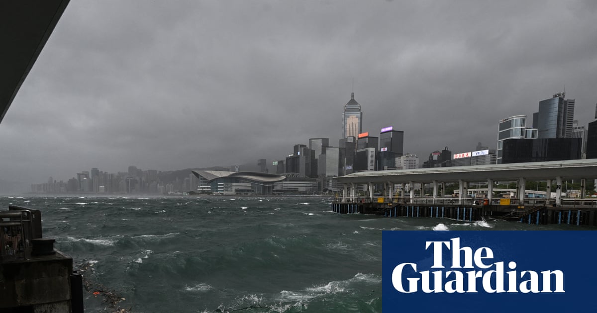 Typhoon Wipha hits Hong Kong bringing on highest storm alert