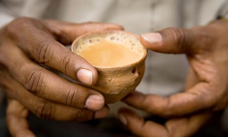 Drinks ; Man holding tea in clay pot Kulhad ; Park street ; Calcutta now Kolkata ; West Bengal ; IndiaBMAW44 Drinks ; Man holding tea in clay pot Kulhad ; Park street ; Calcutta now Kolkata ; West Bengal ; India