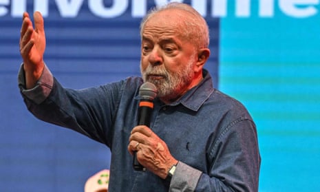 Luiz Inácio Lula da Silva gesticula com a mão direita enquanto fala em um microfone de mão