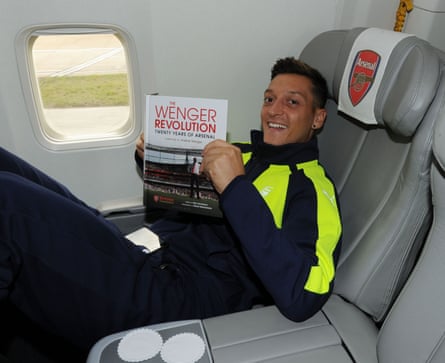 Mesut Özil gets in some Amy Lawrence reading as Arsenal head for Paris.