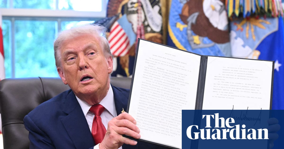Trump signs executive order to transfer TikTok to US owners